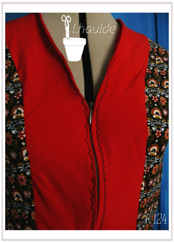Robe sans manche en velours milleraies noir et imprimé et jersey rouge Vue de détail du buste