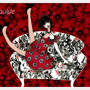 dessin représentant une poupée posée sur un canapé, vêtue d'une robe rouge, jambes en l'air, canapé noir et blanc, fond tapisserie à fleurs rouge et noir