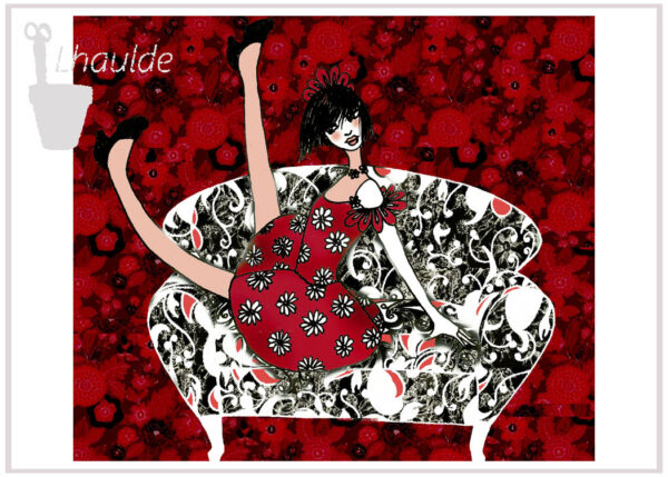 dessin représentant une poupée posée sur un canapé, vêtue d'une robe rouge, jambes en l'air, canapé noir et blanc, fond tapisserie à fleurs rouge et noir