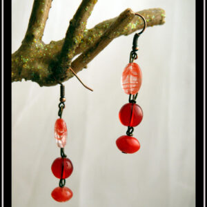 Boucles montées sur crochet, perles alignées à la verticale, ovale plate striée de rouge, ronde rouge transparente, galet rouge transparente