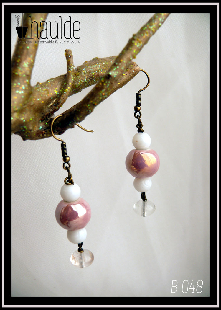 Paire de boucles d'oreilles montées sur crochets d'acier doré, perles en verre alignées à la verticale, petite blanche ronde opaque, grosse ronde rose opaque irisé, petite ronde blanche opaque, galet transparent