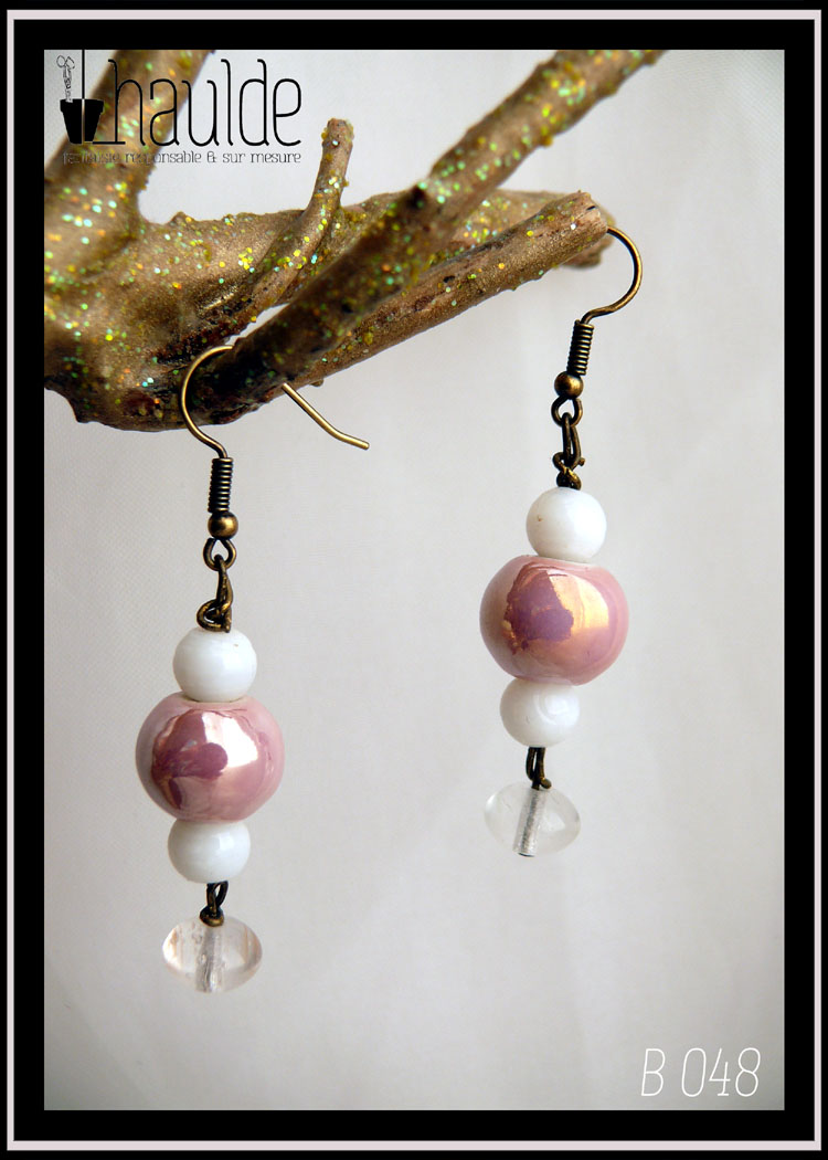 Paire de boucles d'oreilles montées sur crochets d'acier doré, perles en verre alignées à la verticale, petite blanche ronde opaque, grosse ronde rose opaque irisé, petite ronde blanche opaque, galet transparent
