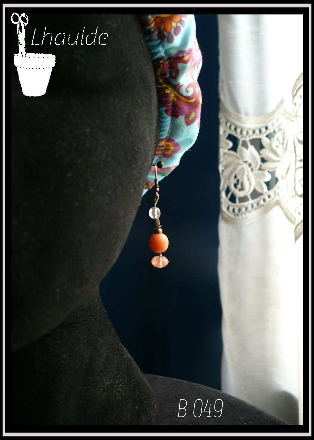 Boucles montées sur crochet, perle en verre biseauté, perle ronde en verre orange opaque, perle galet orange transparente Vue sur un mannequin tete