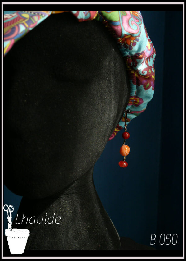 paire de boucles d'oreilles, perles en verre orange et rouge Vues sur un mannequin tête