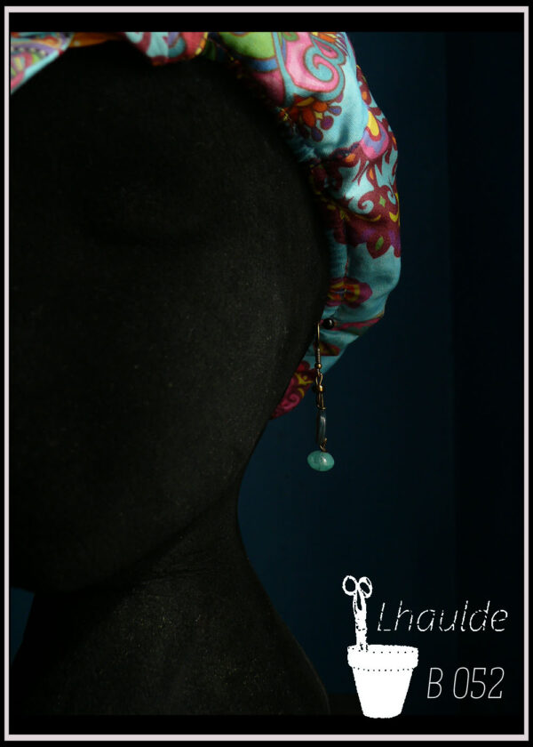 boucles montées sur crochet une perle plate en nacre bleu et une perle galet en verre couleur turquoise Vue sur un mannequin tete