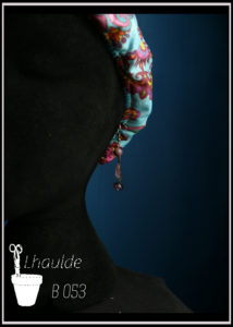 Boucles montées sur crochet, trois perles à la verticale, une perle mauve ronde opaque, une perle ovale plate en verre mauve transparent, une perle galet en verre mauve transparent Vue sur un mannequin tete