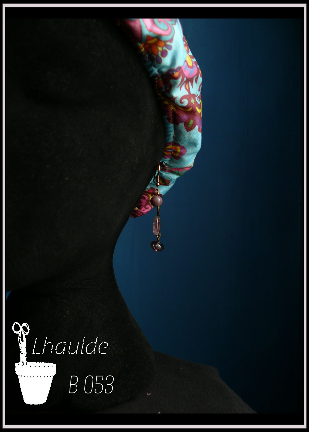 Boucles montées sur crochet, trois perles à la verticale, une perle mauve ronde opaque, une perle ovale plate en verre mauve transparent, une perle galet en verre mauve transparent Vue sur un mannequin tete