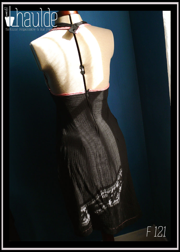 robe dos nu en double gaze noire, décolleté en V plongeant, biais rose le long des emmanchures et attache-cou Vue de dos