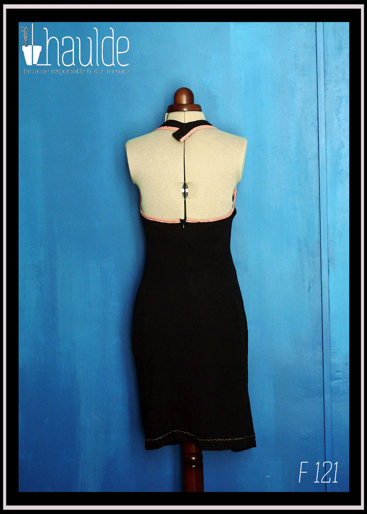 robe dos nu en double gaze noire, décolleté en V plongeant, biais rose le long des emmanchures et attache-cou Vue de dos