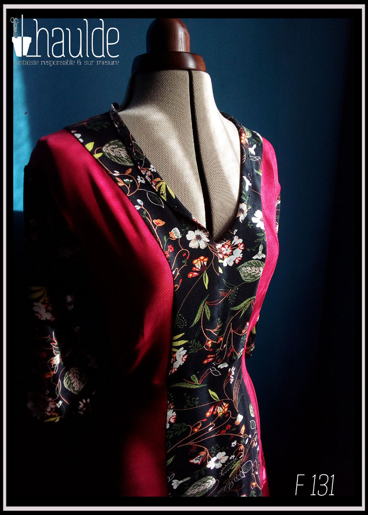 Robe mi-longue, manches mi-longues évasées en jersey, noir imprimé fleurs au centre sur toute la longueur devant et pour les manches. Jersey rouge cerise pour les côtés et le dos. vue détail du haut de la robe