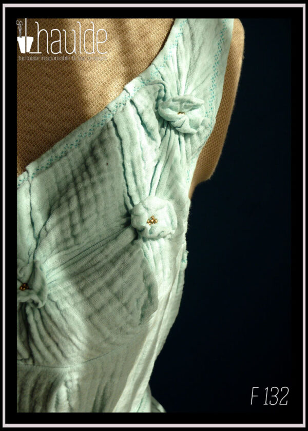 Robe d'été sans manche en double gaze gauffrée vert pâle, buste avec plis en forme de fleurs vue de détail du buste