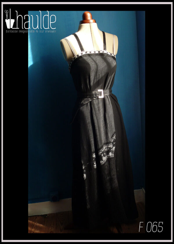 robe longue à bretelles en double gaze de coton oeko tex noire et ceinture Vue de face en pied
