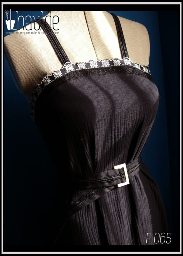robe longue à bretelles en double gaze de coton oeko tex noire et ceinture Vue de détail du buste + ceinture