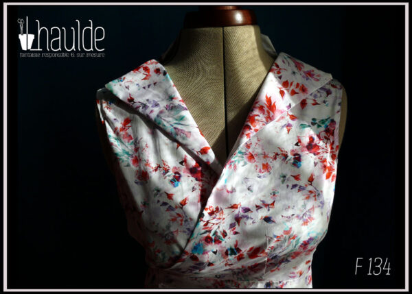 Robe portefeuille sans manche en coton blanc imprimé motifs végétaux et floraux façon aquarelle (rouge mauve bleu et vert) Vue de détail du buste