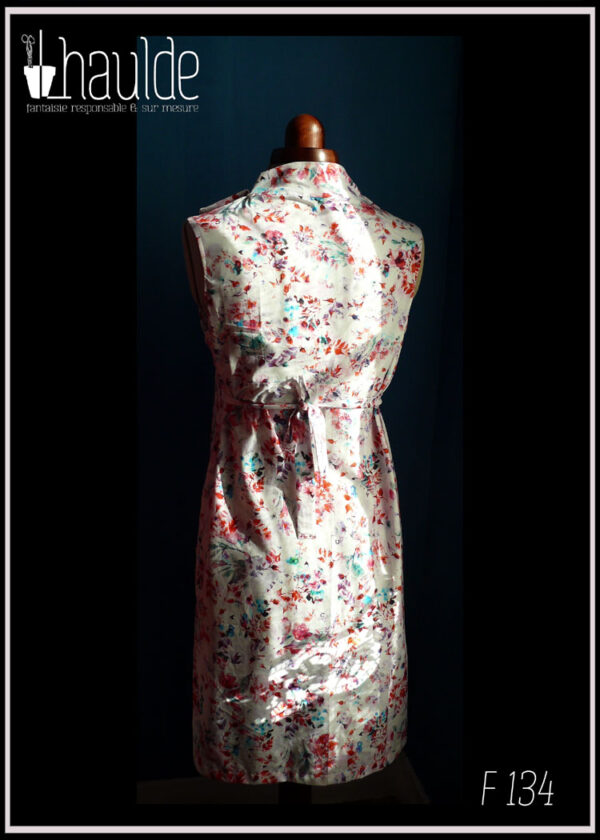 Robe portefeuille sans manche en coton blanc imprimé motifs végétaux et floraux façon aquarelle (rouge mauve bleu et vert) Vue de dos en pied