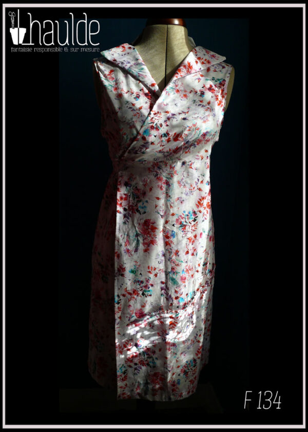 Robe portefeuille sans manche en coton blanc imprimé motifs végétaux et floraux façon aquarelle (rouge mauve bleu et vert) Vue de face en pied