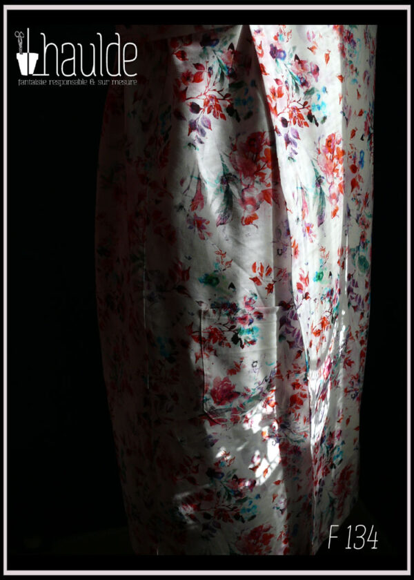 Robe portefeuille sans manche en coton blanc imprimé motifs végétaux et floraux façon aquarelle (rouge mauve bleu et vert) Vue de détail d'une des poches plaquées