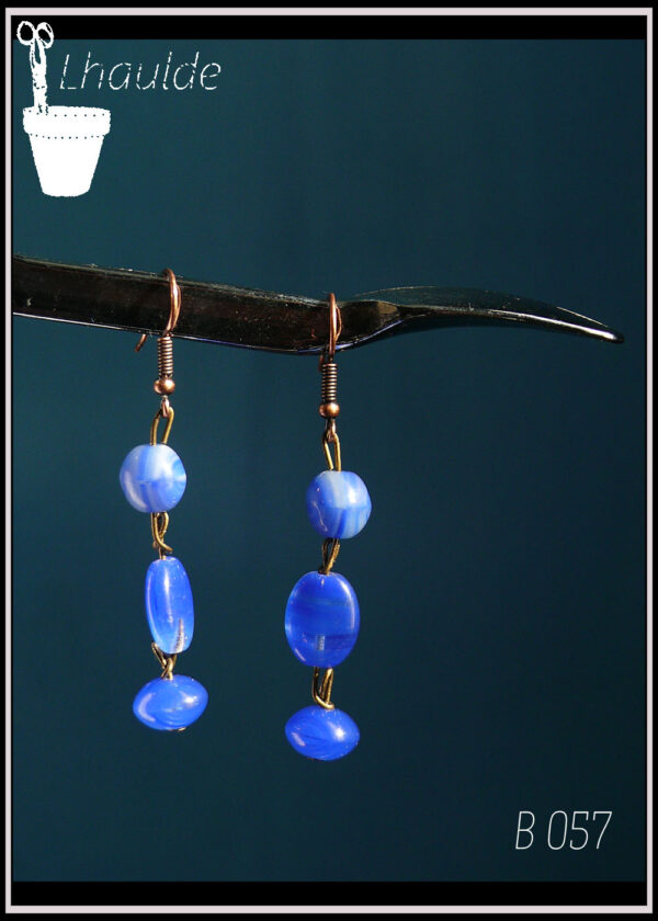 paire de boucles d'oreille, perles en verre bleu outremer monté sur tige d'acier et crochet d'oreille en acier cuivré
