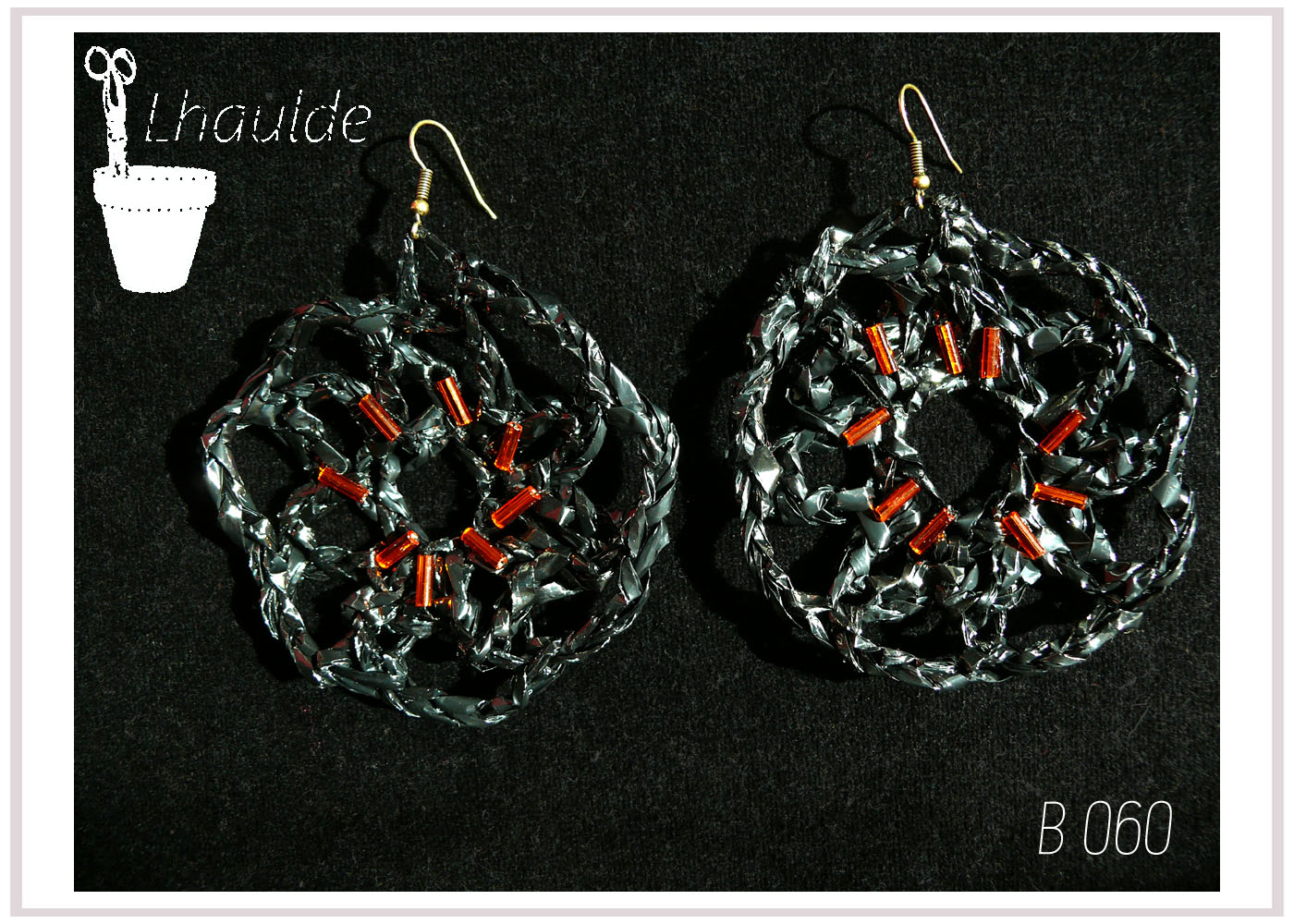 paire de boucles d'oreilles en bande video crochetée montées sur crochets d'oreille en acier