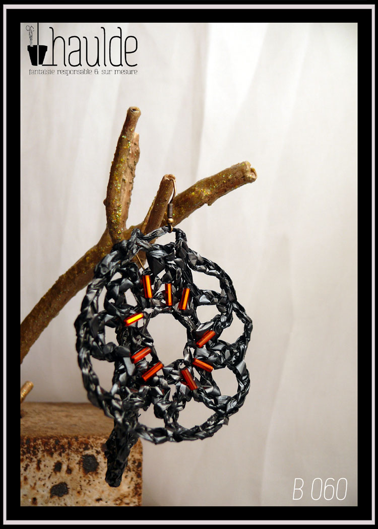 paire de boucles d'oreilles en bande video crochetée montées sur crochets d'oreille en acier