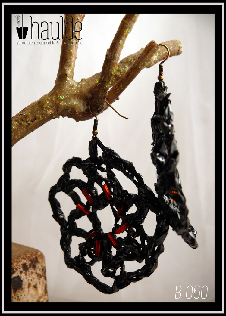 paire de boucles d'oreilles en bande video crochetée montées sur crochets d'oreille en acier