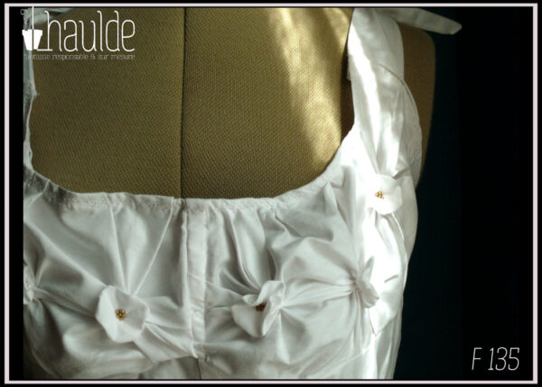 Robe d'été sans manche en satin de coton blanc oeko tex, buste avec plis en forme de fleurs Vue de détail du buste