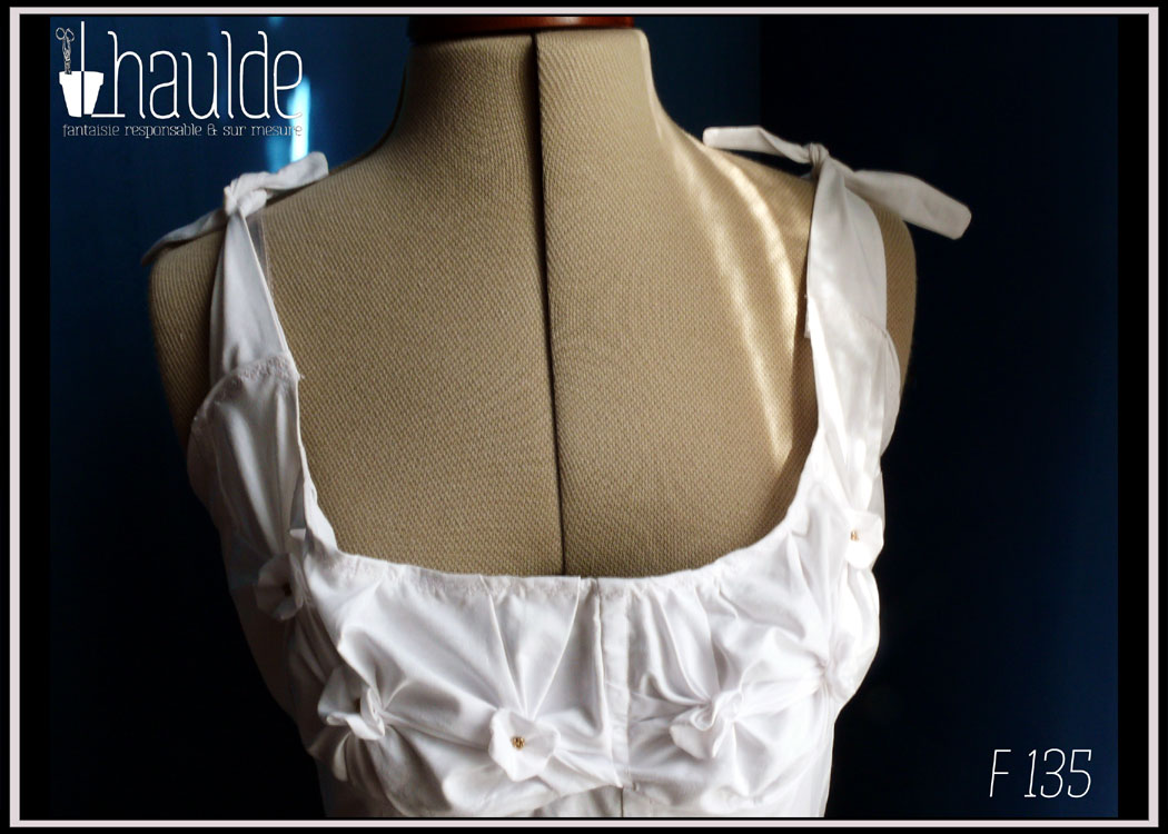 Robe d'été sans manche en satin de coton blanc, buste avec plis en forme de fleurs Vue de détail du buste