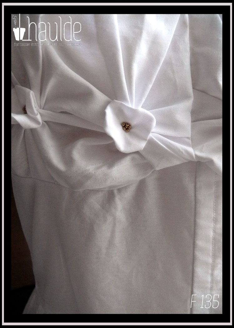 Robe d'été sans manche en satin de coton blanc, buste avec plis en forme de fleurs Vue de détail du buste