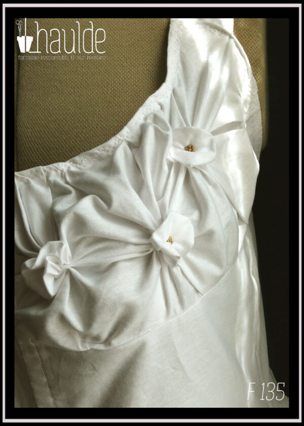 Robe d'été sans manche en satin de coton blanc, buste avec plis en forme de fleurs Vue de détail du buste