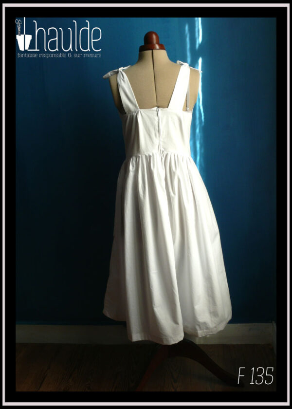 Robe d'été sans manche en satin de coton blanc, buste avec plis en forme de fleurs Vue de dos en pied