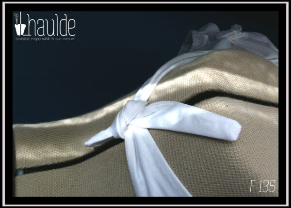 Robe d'été sans manche en satin de coton blanc, buste avec plis en forme de fleurs Vue de détail du noeud de la bretelle sur l'épaule