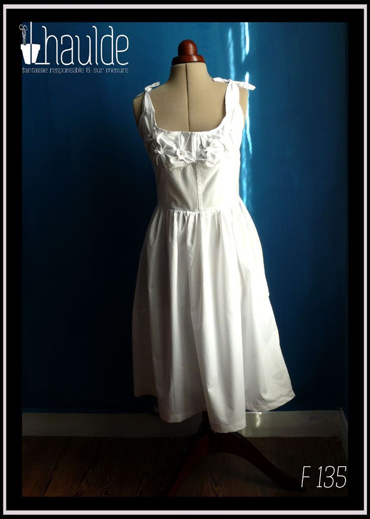 Robe d'été sans manche en satin de coton blanc, buste avec plis en forme de fleurs Vue de face en pied