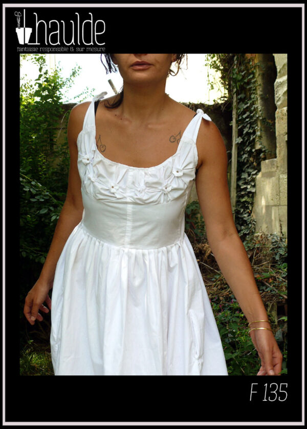 Robe d'été sans manche en satin de coton blanc, buste avec plis en forme de fleurs Vue portée, de face