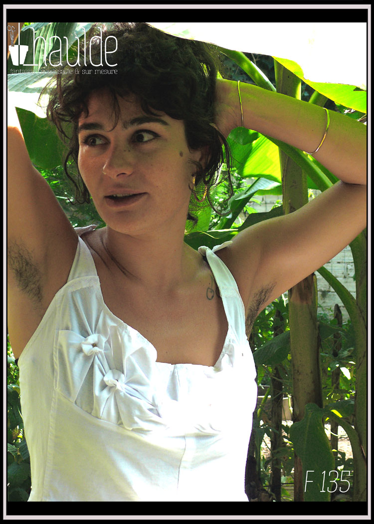 Robe d'été sans manche en satin de coton blanc, buste avec plis en forme de fleurs Vue de détail du buste, portée