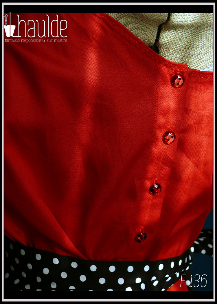 F 136 :: Robe courte dos nu en satin rouge – Image 6