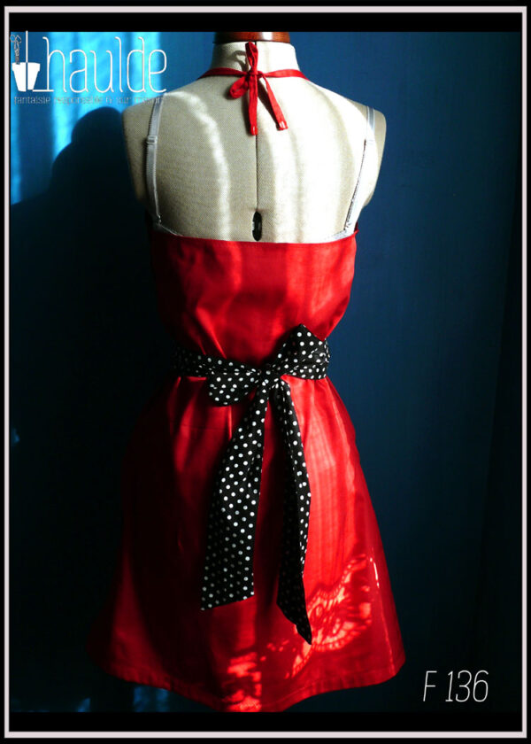 Robe courte dos nu en satin rouge certifié oeko tex, ceinture et poches plaquées en tissu noir à pois blancs Vue de dos en pied