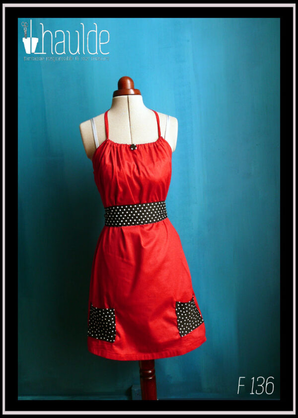 Robe courte dos nu en satin rouge certifié oeko tex, ceinture et poches plaquées en tissu noir à pois blancs Vue de face en pied