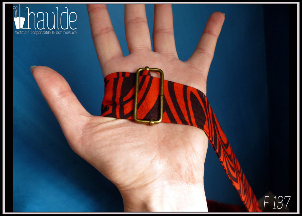 Mini sac en coton rouge imprimé noir (motifs graphiques type zèbre) Vue de détail de la boucle de réglage de la bandouilière