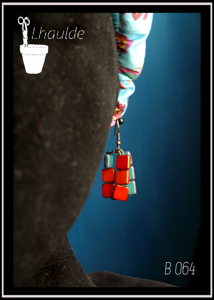 Boucles d'oreilles montées sur crochet acier, perles en verre carrées, rouges, orange et bleu ciel Vues sur un mannequin tete