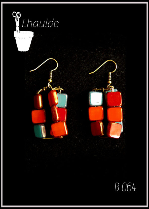 Boucles d'oreilles montées sur crochet acier, perles en verre carrées, rouges, orange et bleu ciel