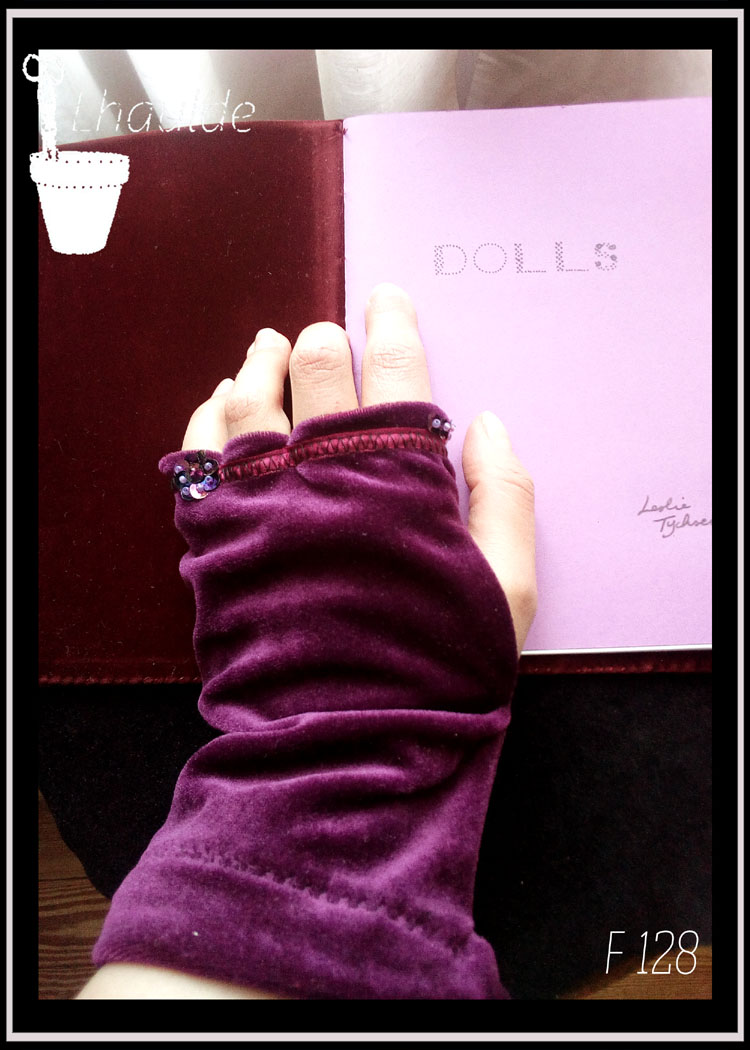 paire de mitaines en velours violet avec sequins brodés sur la mitaine gauche