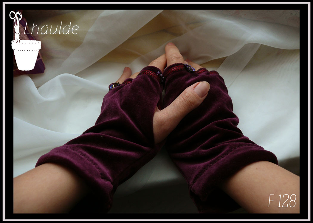 paire de mitaines en velours violet avec sequins brodés sur la mitaine gauche Vue de la paire portée