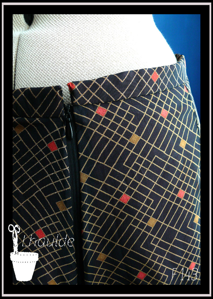 jupe mi longue à pans amples en toile de coton et lin recouverte de voile noir imprimé de motifs géométriques Vue de détail du zip