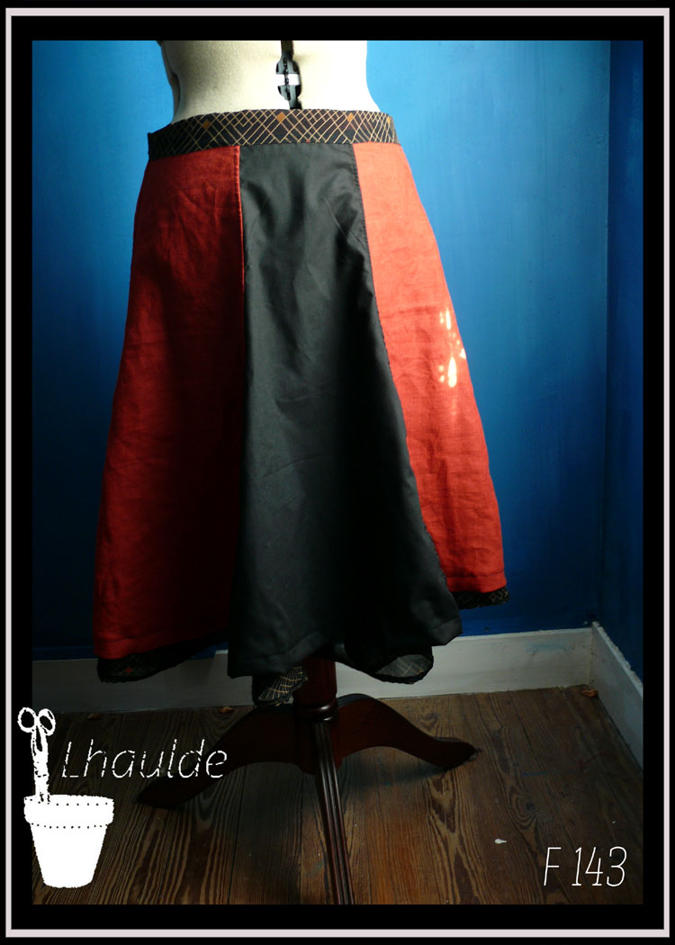 jupe mi longue à pans amples en toile de coton et lin recouverte de voile noir imprimé de motifs géométriques Vue de la doublure sur l'envers