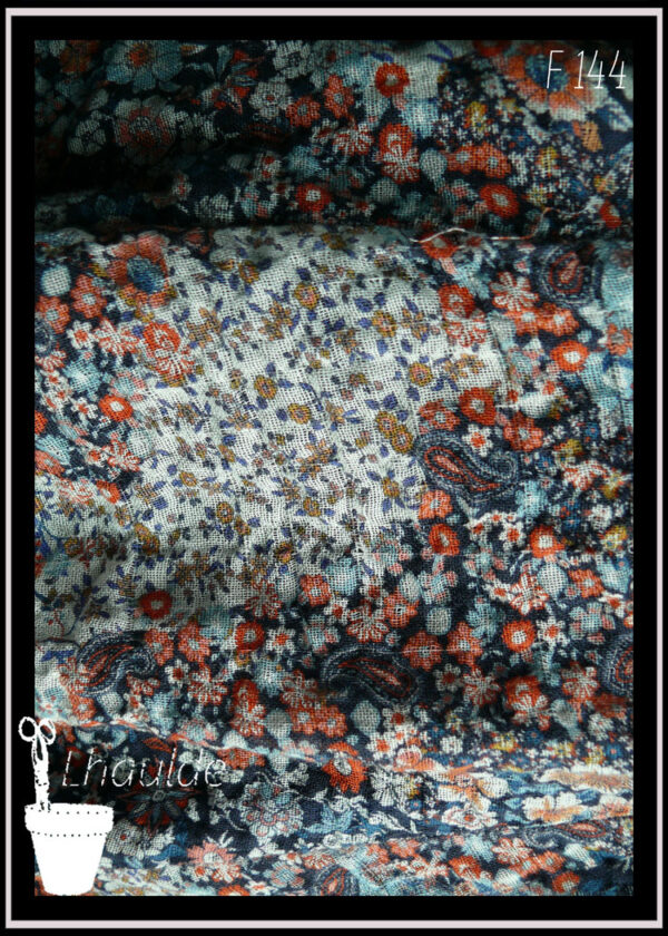 Jupe en satin bleu marine recouvert de voile blanc imprimé fleurs oranges et bleues Vue de détail du tissu
