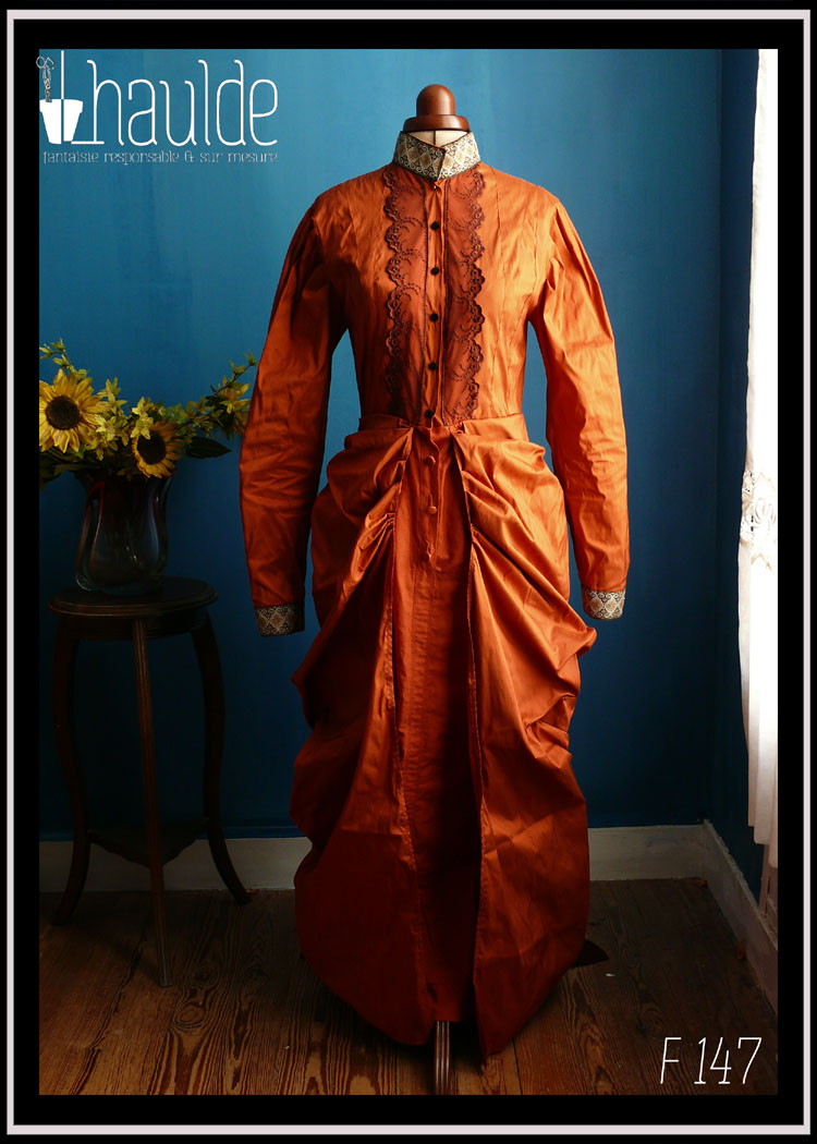 Robe en soie, coupe XIXième, col montant, poitrine ajustée, jupe bouffante sur les reins façon tournure Vue en pied de face sur un mannequin couture