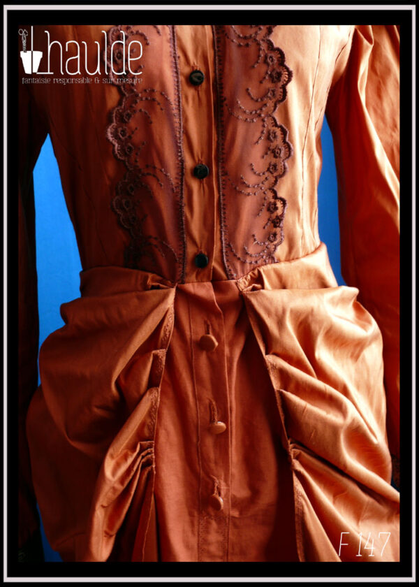 Robe en soie, coupe XIXième, col montant, poitrine ajustée, jupe bouffante sur les reins façon tournure Vue de détail du haut de la jupe et du buste