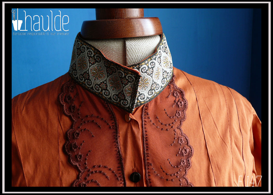 Robe en soie, coupe XIXième, col montant, poitrine ajustée, jupe bouffante sur les reins façon tournure vue de détail du col et du haut du buste