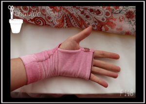 Paire de mitaines en velours rose doublé de jersey, certifiés oeko tex, garnies d'un galon brodé de sequins rose au niveau des phalanges Vue de la paume