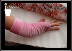 Paire de mitaines en velours rose doublé de jersey, certifiés oeko tex, garnies d'un galon brodé de sequins rose au niveau des phalanges Vue de profil